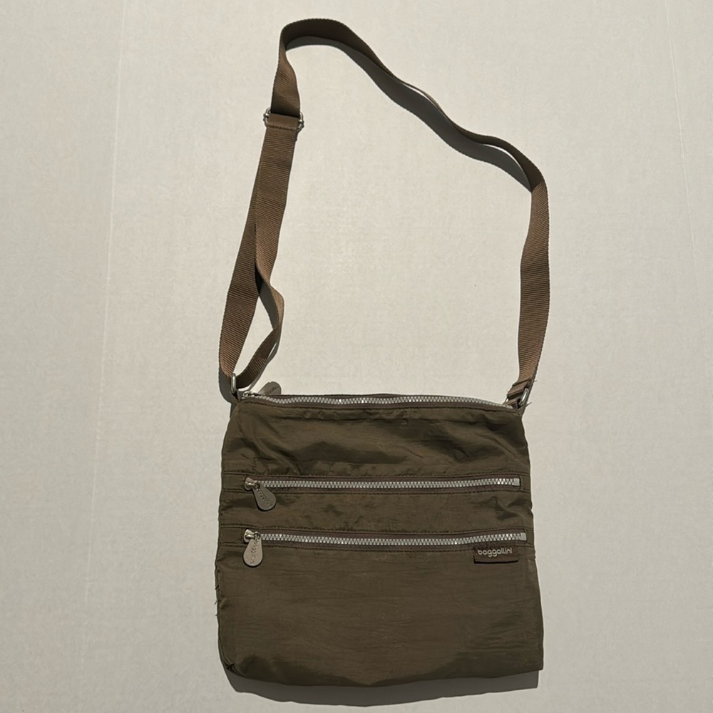Baggallini Town Crossbody Brown with‎ Blue interior Pockets Organizers Purse